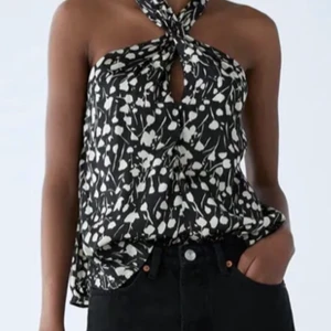 Zara topp - Slutsåld Zaratopp. Supersnygg och endast använd en gång därför i bra skick. Str S Bud just nu:550