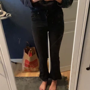 Utsvänga svarta jeans från ginatricot  - Utsvänga svarta jeans från ginatricot. Skriv gärna privat om ni har några frågor eller vill köpa🖤