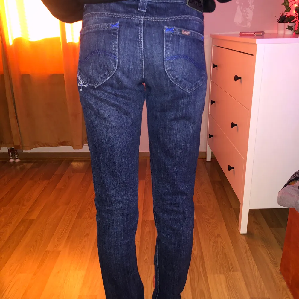 Ett par lågmidjade jeans från Lee.. Jeans & Byxor.