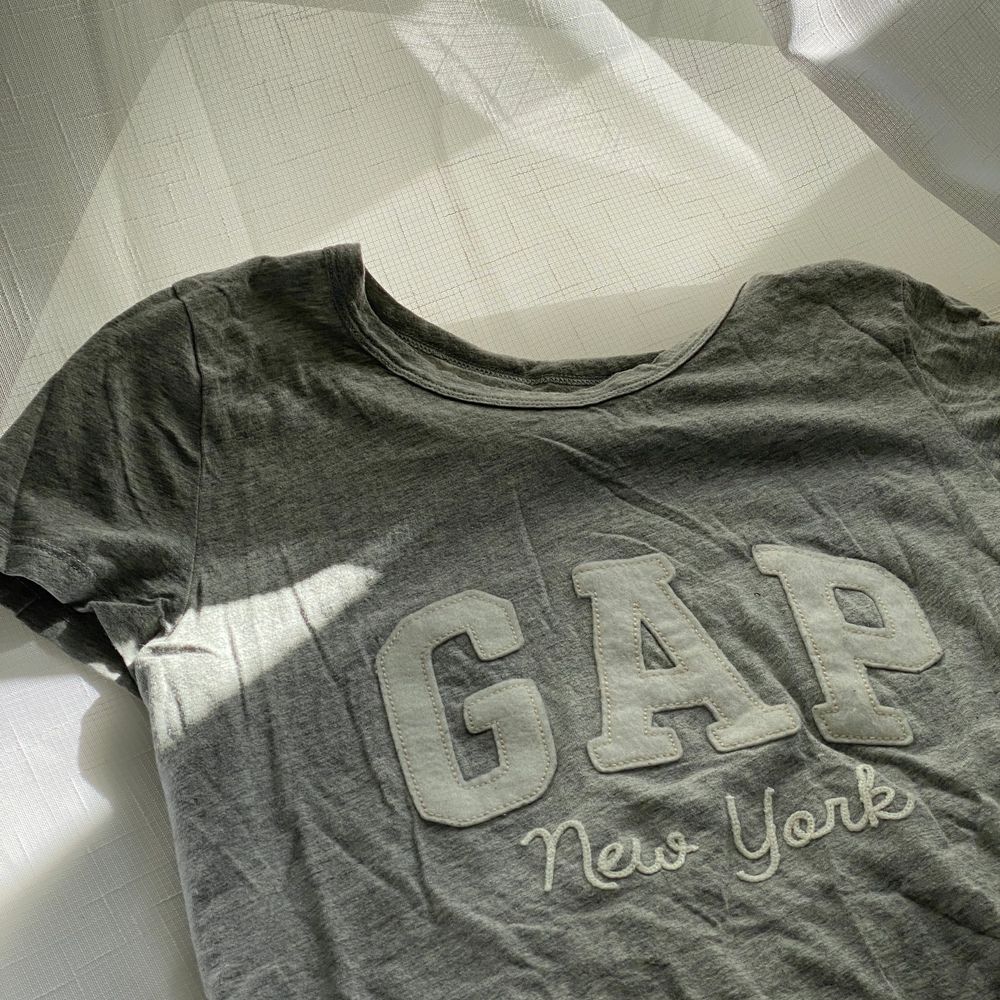 Ljusgrå GAP T-shirt i storleken XS. Jätte skönt material och köpt i London. . T-shirts.