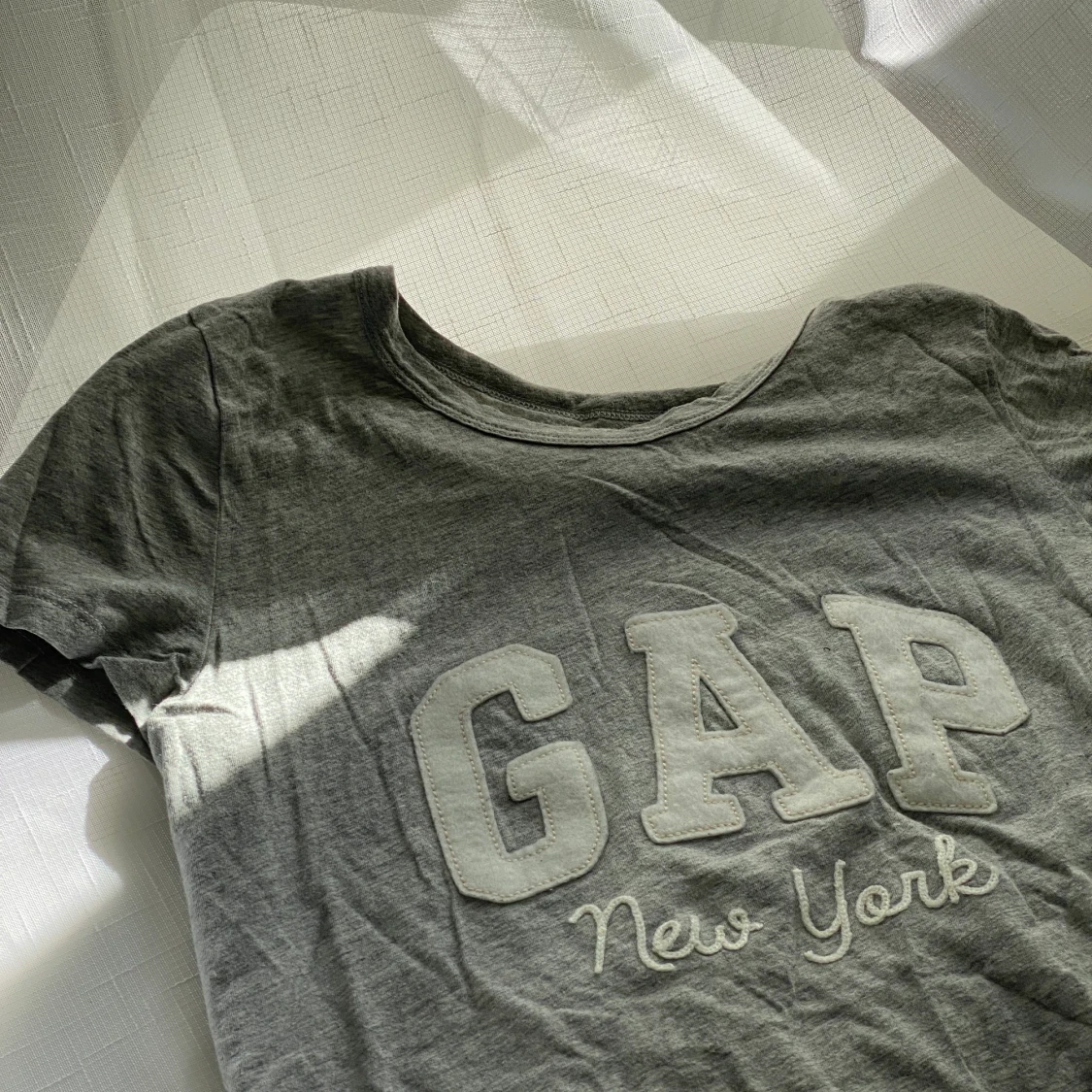 Ljusgrå GAP T-shirt