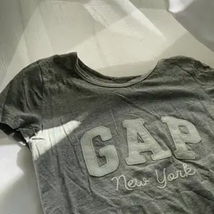 Ljusgrå GAP T-shirt i storleken XS. Jätte skönt material och köpt i London. 