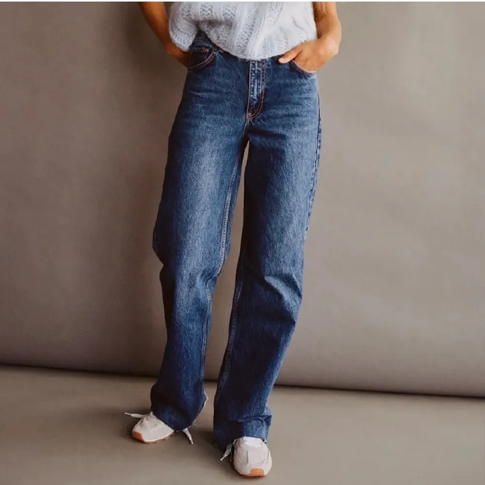 Snyggaste långa och raka/baggy jeansen i blå tvätt, från Zara i storlek 36. Helt nya med prislapp, för stora för mig så de sitter lågmidjat (är 164). Sista bilden är liknande modell, enda skillnaden är att de är en söm där nere . Jeans & Byxor.