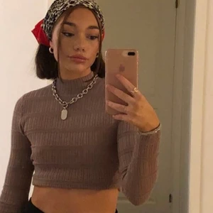 Tröja  - En långärmad tröja från bikbok som är köpt för 300kr, den är inte alls mycket använd! Frakten är 40kr