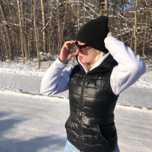 Glansig väst  - Säljer denna supersnygga väst från Hollies. I glansigt material med luva som är stor och rymlig. Dragkedjan går även att stänga hela vägen upp. Säljer pga kommer tyvärr inte till någon användning. Strl 2, passar mig som är 168 med storlek S. Jättefint skick 🤎 BUDGIVNING i kommentarerna. Start från 200+ frakt!! Avslutas 3/3 19.00! Eller köp direkt för 500 INKLUSIVE frakt 🤎🤎🤎