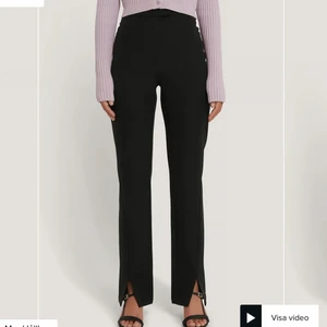 kostymbyxor nakd - säljer dessa super snygga trendiga kostymbyxor från nakd som jag har 2 par av🤎