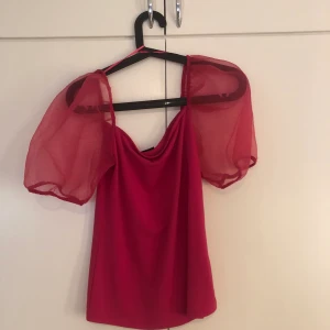 Tröja med puffärmar - Tröja med puffärmar från Ginatricot Stl M köpte den för 259kr säljer för 140kr använd en gång 