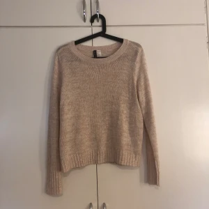 Stickad rosa tröja  - Stickad tunn tröja från HM Stl M  80kr svårt att få en rättvis färg på tröjan men den är lite gammaldags rosa.