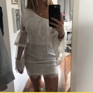 Klänning - Väldigt fin klänning från Dennis maglic, använd 1 gång! Frakt tillkommer💞