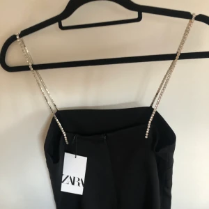 Top - Skitsnygg top från med zara som är helt oanvänd. Skulle ha den på nyår men planerna ändrades💕 säljer den för att den nog inte kommer komma till använding 💕💖