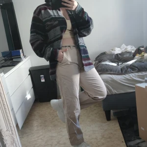 Skjorta/jacka - Supersnygg skjorta/jacka strl vet jag tyvärr inte men funkar på mig som vanligtvis har strl s-m. 250kr + frakt eller bud