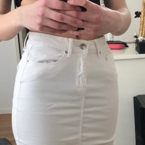 Jeanskjol - Medelkort jeanskjol, typ inte använd och bra skick. Bra vit färg och Inte genomskinlig✨ sitter bra i midjan           Fraktkostnad kan diskuteras💕