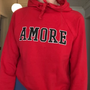 Röd hoodie från Gina  - Fin tröja i bra skick, säljs för att den inte används🤍 frakt tillkommer📦