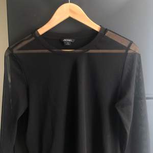 Supersnygg svart meshtröja från monki i stl M men passar även en S. Passar jättebra att ha under en tröja eller bara som den är! Jättefint skick, inget slitage. Köpt för 250, säljs för 50kr!