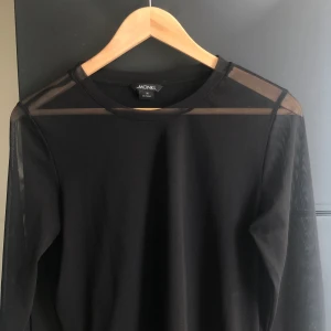 Svart meshtröja monki - Supersnygg svart meshtröja från monki i stl M men passar även en S. Passar jättebra att ha under en tröja eller bara som den är! Jättefint skick, inget slitage. Köpt för 250, säljs för 50kr!