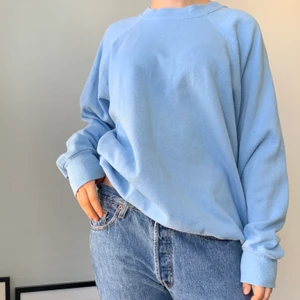 Ljusblå sweatshirt  - Ljusblå sweatshirt från en vintage butik i Köpenhamn