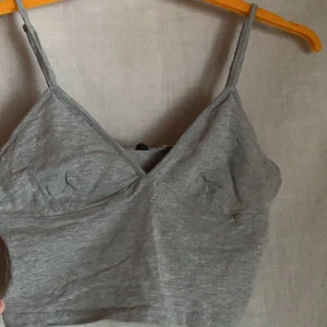 Grå topp - Frakt 24kr