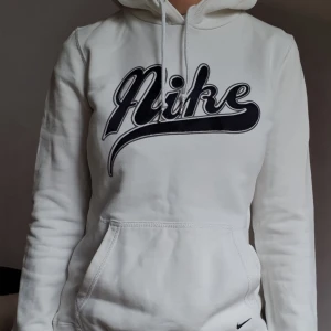 Vintage vit Nike tröja - Vintage vit Niketröja med svart tryck i typ sammet. Storlek M, dock liten i storlek och skulle mer säga ca S. Fraktkostnad blir 66kr.