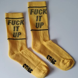 Carlings Stuhf strumpor - Gula strumpor med svart text från Carlings i storlek 40-44. Aldrig använda. Fraktkostnad blir 25kr. Om många är intresserade kan budgivning bli aktuellt.