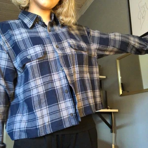 Croppad skjorta! - En rutig croppad skjorta! Köpt secondhand och är väldigt bekväm i bra skick 💕 Den är i storlek L men skjortan är liten i storlek, skulle mer säga M. Skriv gärna för mer bilder eller frågor!