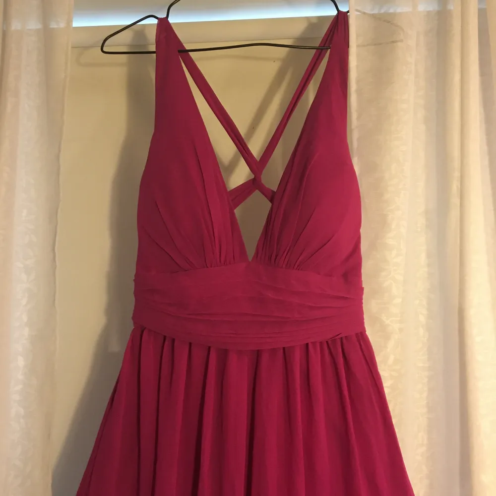 Mörk-rosa klänning i mycket fint skick då den inte kommit till användning❤️ pris inklusive frakt är 162kr☺️. Klänningar.