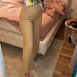 Zara byxor - Zara byxor i storlek S. Jag använde dem en gång och insåg att det inte är min stil och det är därför jag säljer dem. Perfeckt mjukt material 😊💞
