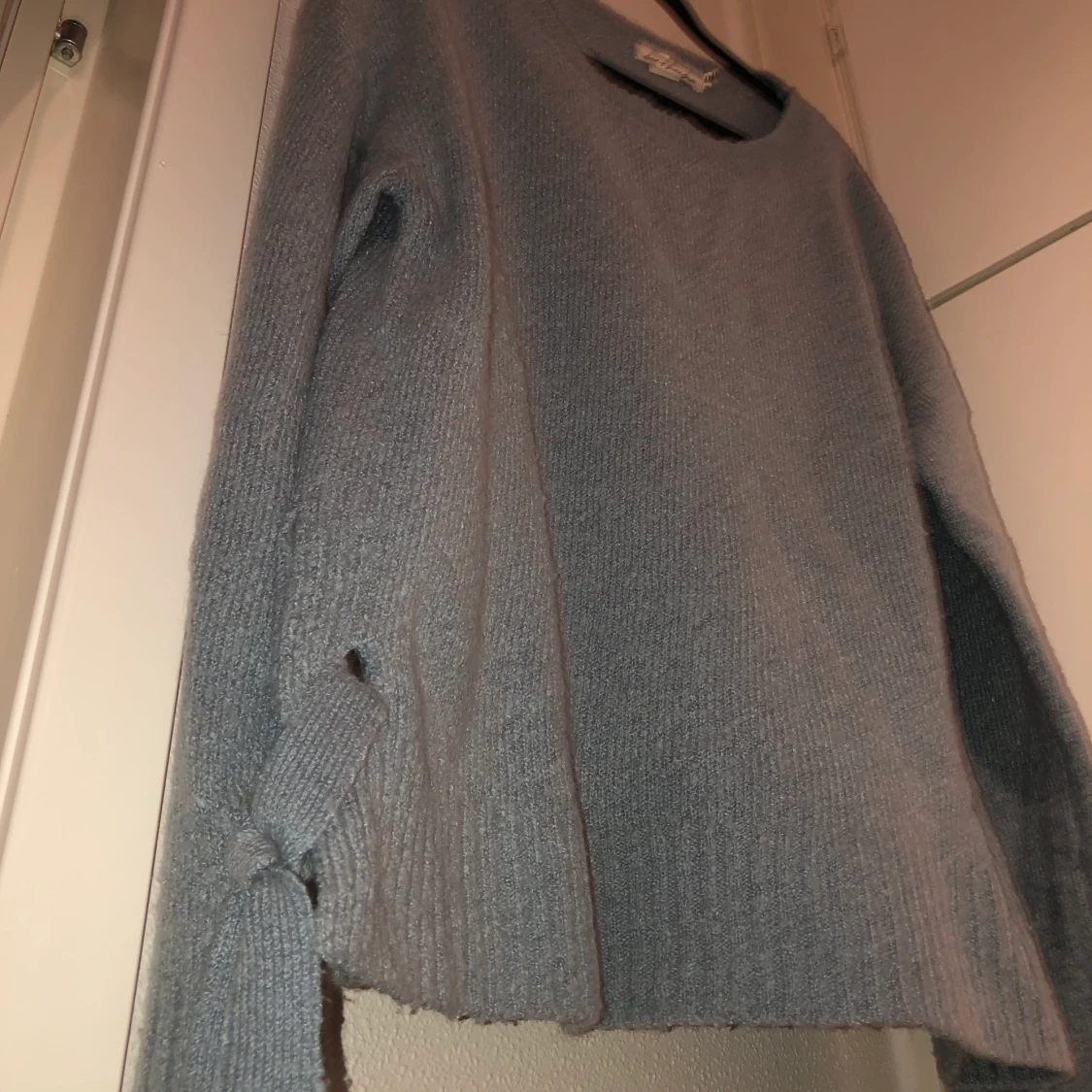 Ljusblå stickad tröja. - 90