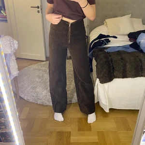 Bruna manchesterbyxor  - Bruna vintage manchesterbyxor🤎 De är egensydda och har därför ingen storlek, men de passar perfekt på mig som har S/36!