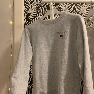 Nästan helt oanvänd gant sweatshirt😍 - Typ helt oanvänd grå gant sweatshirt i storlek S, nypris 600 mitt pris 150