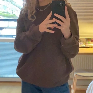 Brun collegetröja - supersnygg brun collegetröja som jag säljer då den inte kommer till användning längre💞 hör av er vid frågor eller om du är intresserad!