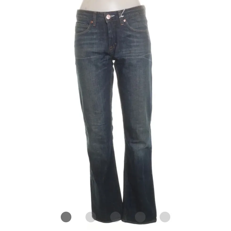 Lågmidjade acne jeans storlek 30/32, S. De är så sköna o stretchiga och passar mig 173 med långa ben! Buda💕. Jeans & Byxor.