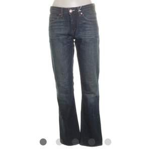 Lågmidjade acne jeans storlek 30/32, S. De är så sköna o stretchiga och passar mig 173 med långa ben! Buda💕