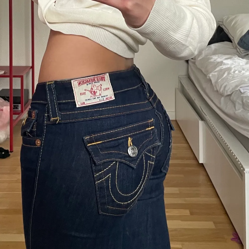 Super fina true religion jeans i storlek 26💙 mörkblå med ljusa sömmar, bootcut och avklippta där nere. Super populära!! Möts upp i Stockholm eller fraktar men köparen står för frakten.🥰 HÖGSTA BUD 500. Jeans & Byxor.