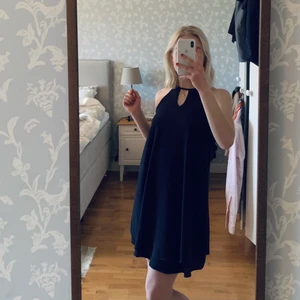 Klänning - Cool mörkblå klänning i storlek 34, använd vid ett tillfälle🌟 jag är 165 cm. Vi kan dela på frakten!💞 jag köpte den för 400 kr