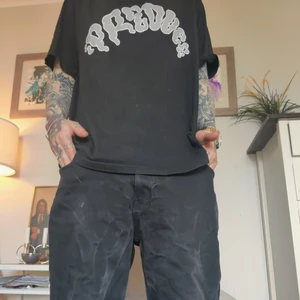 Thailändsk t skateboardamärke - Va och åkte bräda i Thailand och blev nära vän med en som ägde en skakteboafdshop och detta var då deras egna märke 