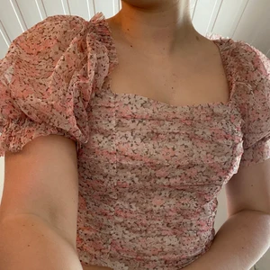 Blommig topp  - Oanvänd topp från hm. Kan användas på olika sätt. 