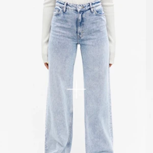 Monki Yoko jeans light blue  - Säljer mina jenas från Monki, i modellen Yoko. Använda endast fåtal gånger. Storlek 27!  Köpta för 400 kr. Köp direkt för 120 kr 🥰