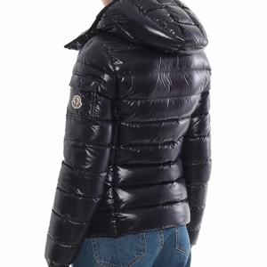 Söker Moncler bady jacka  - Söker att köpa en moncler jacka i modellen bady och storlek 2. Vill gärna att den ska vara i bra skick och att kvittot ska finnas kvar. Kontakta mig om ni har en sådan för att diskutera pris och annat. 