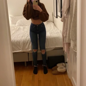 Jeans - Gina Tricot - Fina mörkblå jeans med slitningar på knän från Gina Tricot i strl 36 💘 Frakt är inräknat i priset 💕 Skriv för fler bilder ☺️