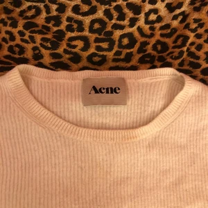 Acne vit stickad tröja - Sitter perfekt på kroppen!!! Från Acne❣️