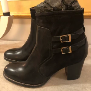 Boots med klack Tommy Hilfinger strl 39 - Boots i strl 39, aldrig använda. I skinn från Tommy Hilfinger.