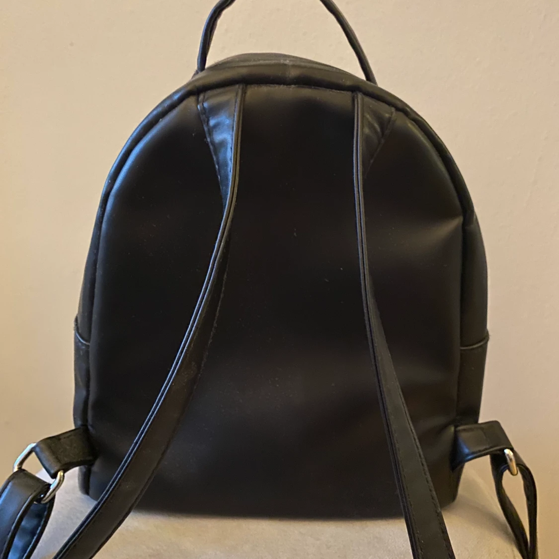 Svart mini ryggsäck i fake skinn - 90