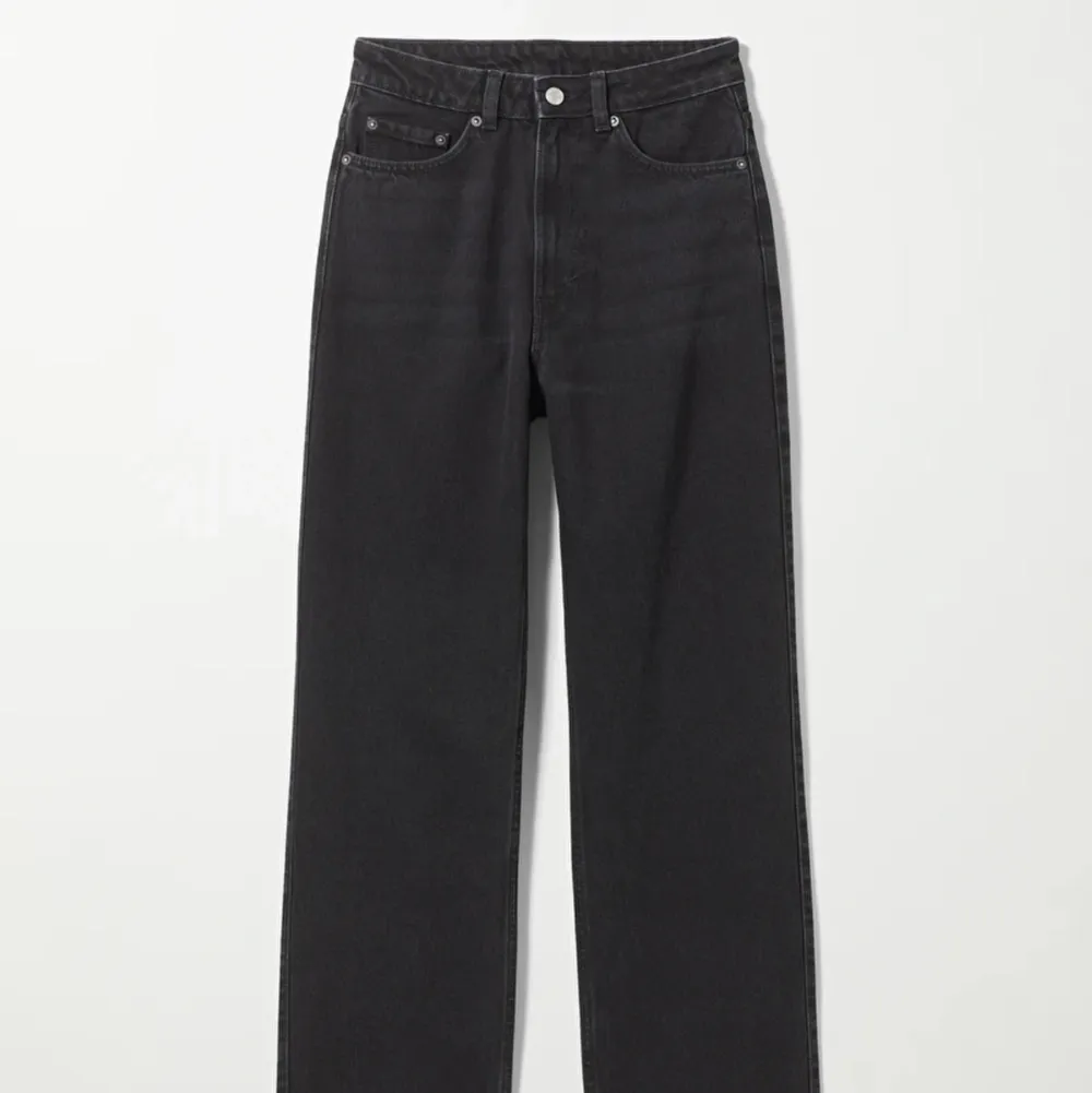 Intressekoll på mina svarta populära Weekday jeans i storleken Rowe. Nedfällda längst ned och passar perfekt i längden på mig som är 175cm. Nypris 500kr. Jeans & Byxor.