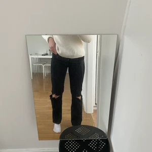 Raka jeans - Raka jeans med hål i, från weekday