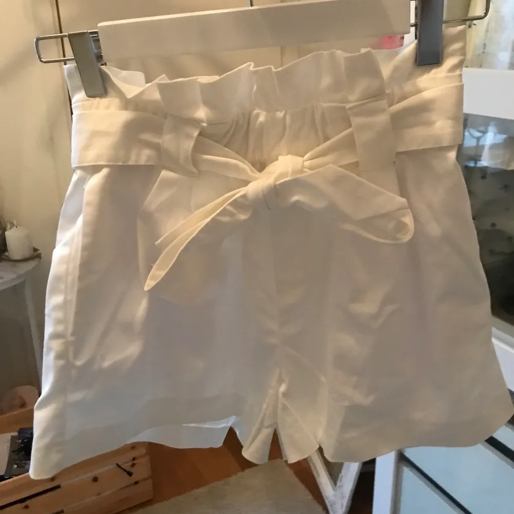 Vita paperbag shorts från zara, superfina och knappt använda! Storlek XS men liten i storleken . Shorts.
