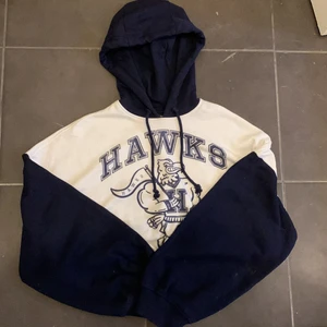 Crop Hoodie från H&M - Fin crop hoodie i fint skick ENDAST testad 🦋 Samfraktar gärna.