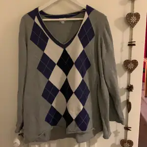 En tunnare tröja med argyle mönster. Oversized (inte riktigt 2xl enligt mig, mer XL) och perfekt om du vill ha en skjorta under/ha en söt liten kjol till