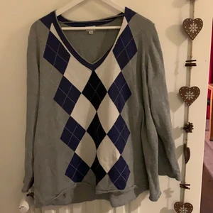 Argyle tröja - En tunnare tröja med argyle mönster. Oversized (inte riktigt 2xl enligt mig, mer XL) och perfekt om du vill ha en skjorta under/ha en söt liten kjol till