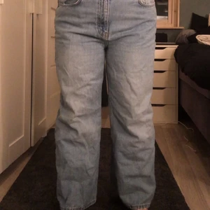 Jeance från Gina st38 - Blå jeance från Gina tricot st 38, säljer begrunda av att dom inte kommer till användning 