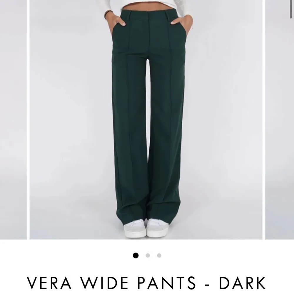 Sååå fina mörkgröna kostymbyxor i storlek XS från Venderby’s. Helt oanvända, lapp kvar! Nypris 399 danska DKK (vilket är 550kr). Säljer pga köpte två storlekar i samma färg!. Jeans & Byxor.